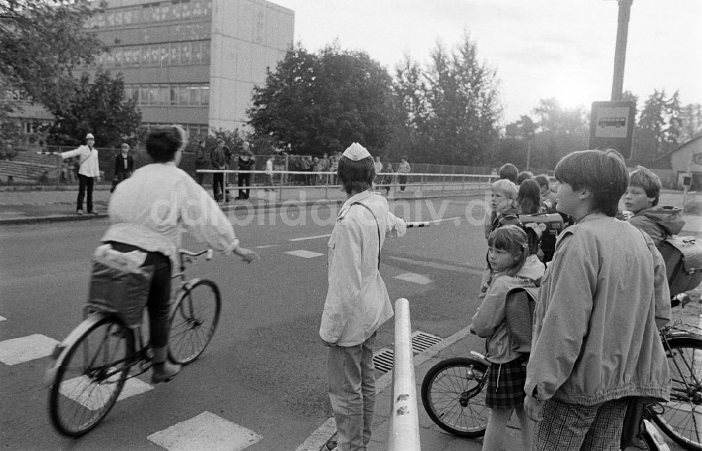 DDR-Fotoarchiv: Berlin - Schülerlotseneinsatz für Fußgänger an der Kreuzung in Berlin in der DDR