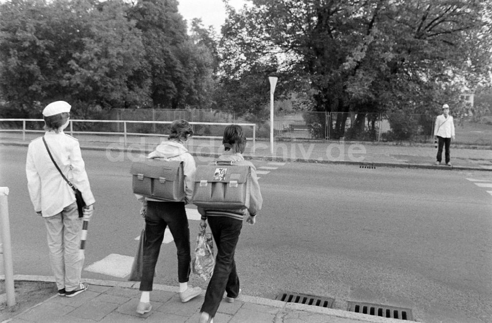 Berlin: Schülerlotseneinsatz für Fußgänger an der Kreuzung in Berlin in der DDR