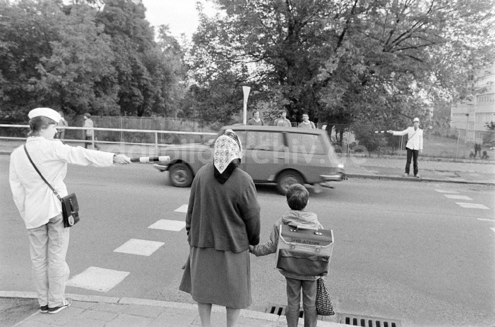 DDR-Bildarchiv: Berlin - Schülerlotseneinsatz für Fußgänger an der Kreuzung in Berlin in der DDR