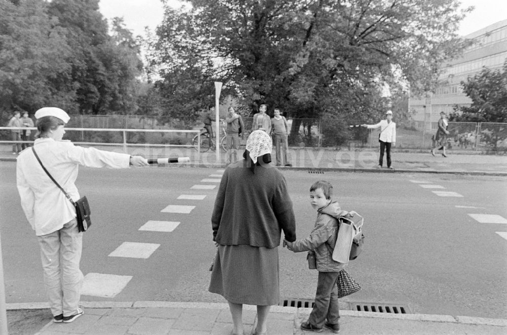 DDR-Fotoarchiv: Berlin - Schülerlotseneinsatz für Fußgänger an der Kreuzung in Berlin in der DDR