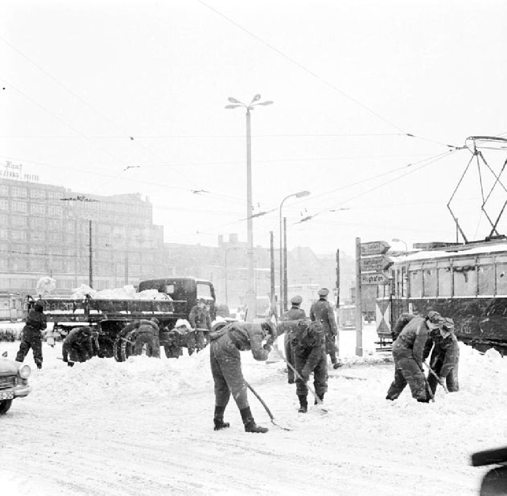 Berlin: Schneebeseitigung auf dem Alexanderplatz in Berlin Foto: Schönfeld