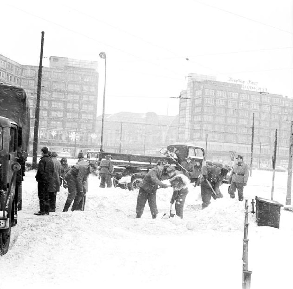 DDR-Bildarchiv: Berlin - Schneebeseitigung auf dem Alexanderplatz in Berlin Foto: Schönfeld