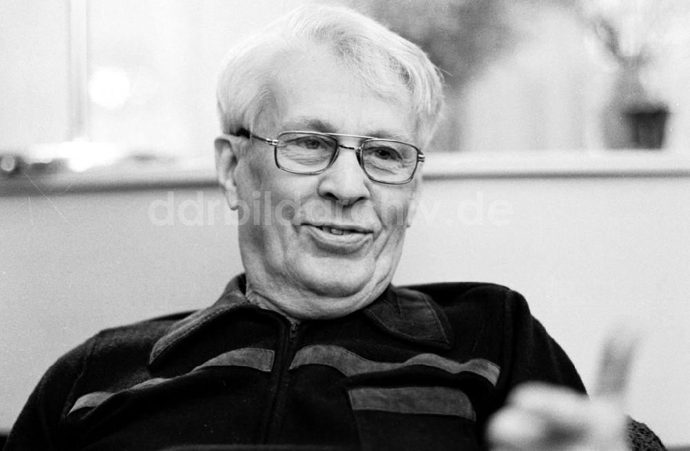 DDR-Bildarchiv: Berlin - Schriftsteller Stephan Hermlin in Berlin in der DDR