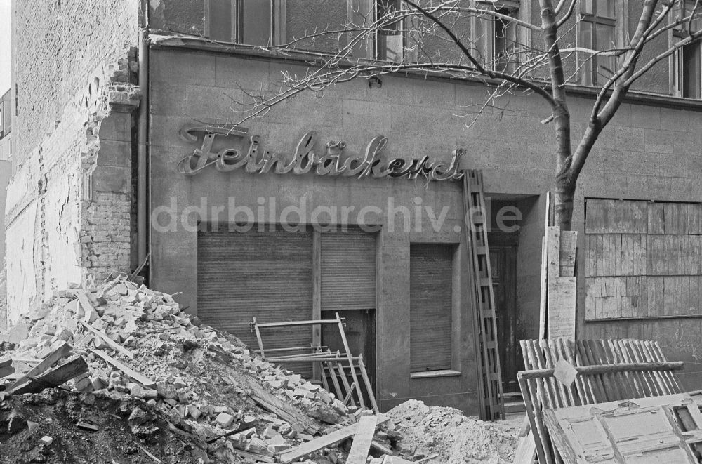 Berlin: Schriftzug eines Ladengeschäftes Feinbäckerei im Ortsteil Friedrichshain in Berlin in der DDR