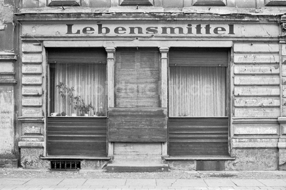 DDR-Bildarchiv: Berlin - Schriftzug eines Ladengeschäftes Lebensmittel im Ortsteil Friedrichshain in Berlin in der DDR