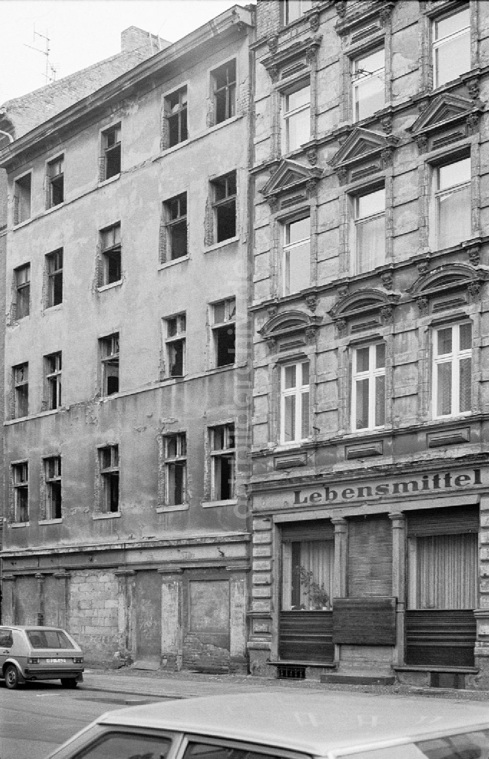 DDR-Fotoarchiv: Berlin - Schriftzug eines Ladengeschäftes Lebensmittel im Ortsteil Friedrichshain in Berlin in der DDR