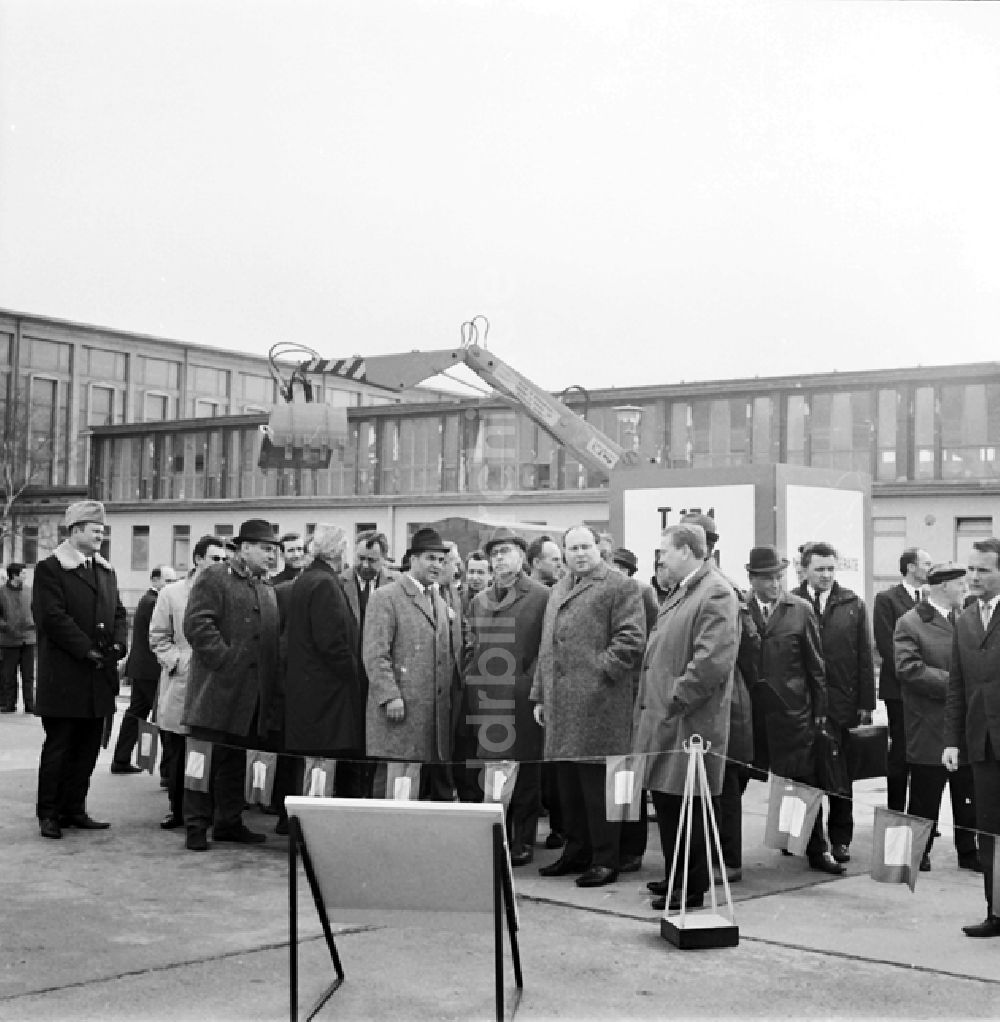 DDR-Bildarchiv: Berlin - Schrittmacherforum mit Fernsehen u. Schriftstellern