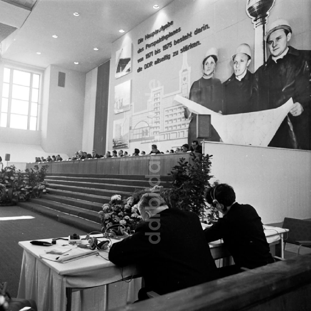 Berlin: Schrittmacherforum mit Fernsehen u. Schriftstellern