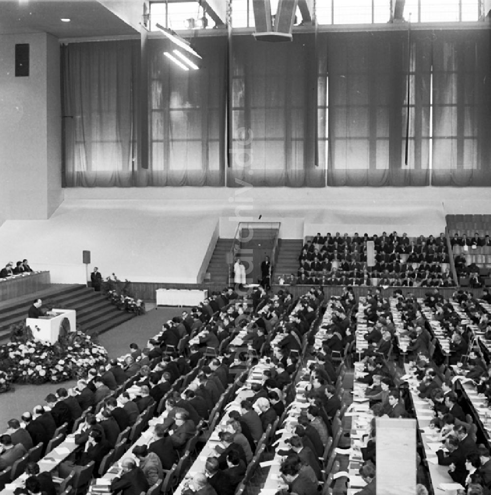 Berlin: Schrittmacherforum mit Fernsehen u. Schriftstellern