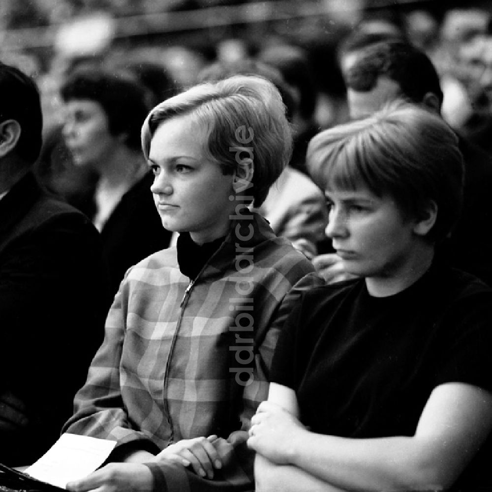 DDR-Bildarchiv: Berlin - Schrittmacherforum mit Fernsehen u. Schriftstellern in der Kongr