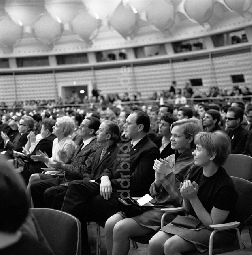 DDR-Bildarchiv: Berlin - Schrittmacherforum mit Fernsehen u. Schriftstellern in der Kongr