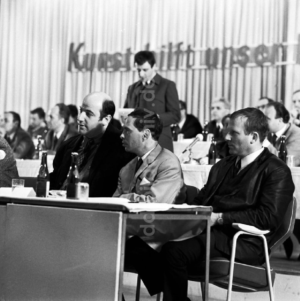 DDR-Bildarchiv: Berlin - Schrittmacherforum mit Fernsehen u. Schriftstellern in der Kongr