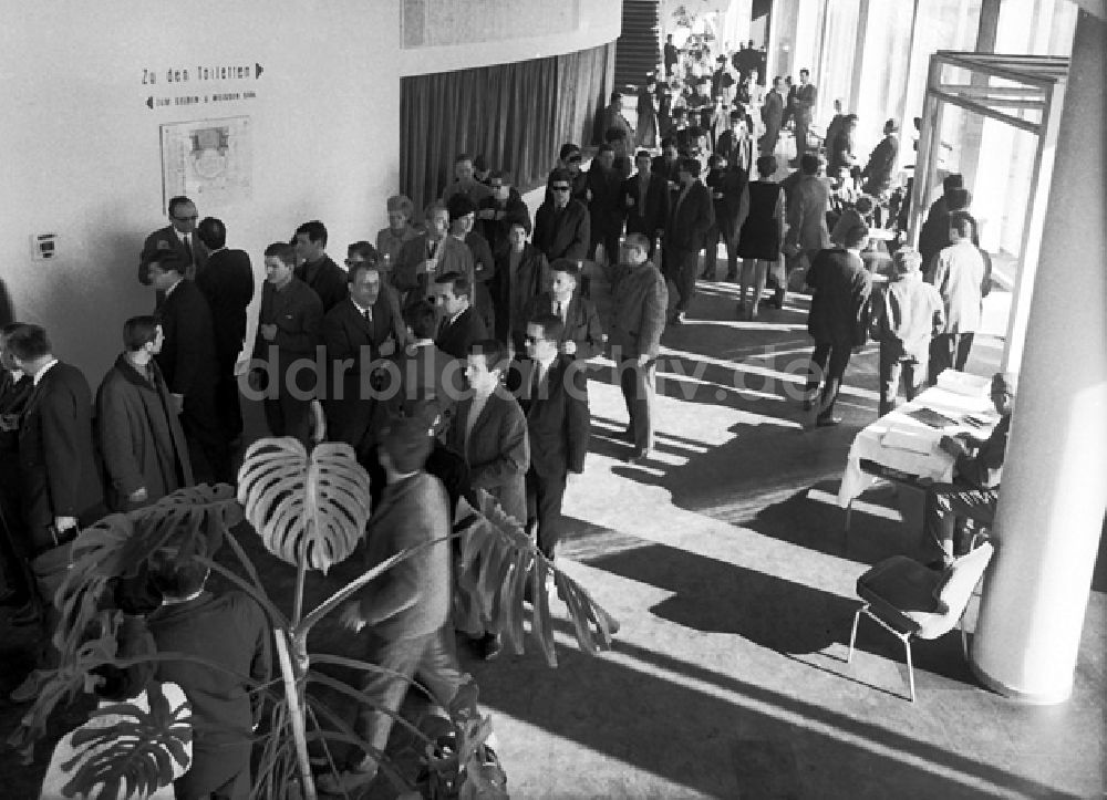 DDR-Fotoarchiv: Berlin - Schrittmacherforum mit Fernsehen u. Schriftstellern in der Kongr