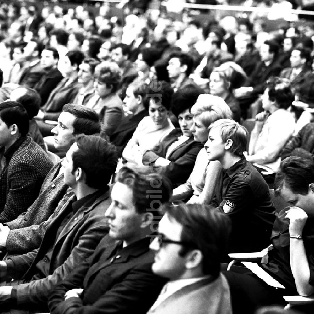 Berlin: Schrittmacherforum mit Fernsehen u. Schriftstellern in der Kongr