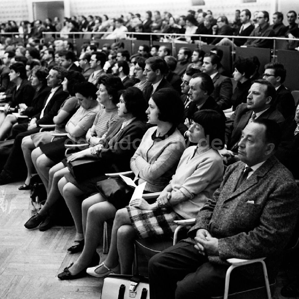 Berlin: Schrittmacherforum mit Fernsehen u. Schriftstellern in der Kongr