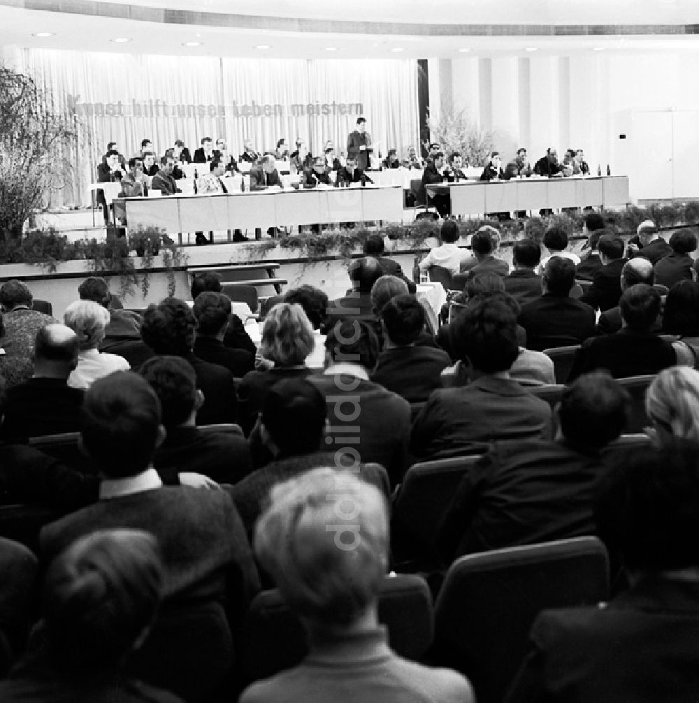 DDR-Bildarchiv: Berlin - Schrittmacherforum mit Fernsehen u. Schriftstellern in der Kongr