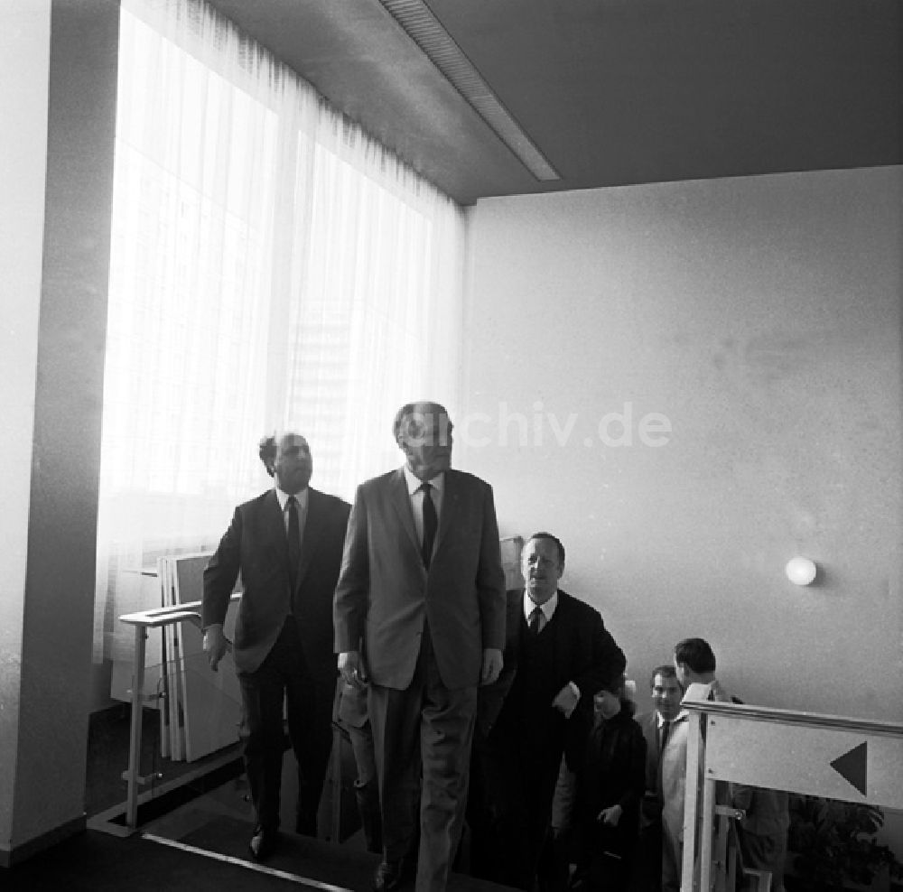 DDR-Fotoarchiv: Berlin - Schrittmacherforum mit Fernsehen u. Schriftstellern in der Kongr