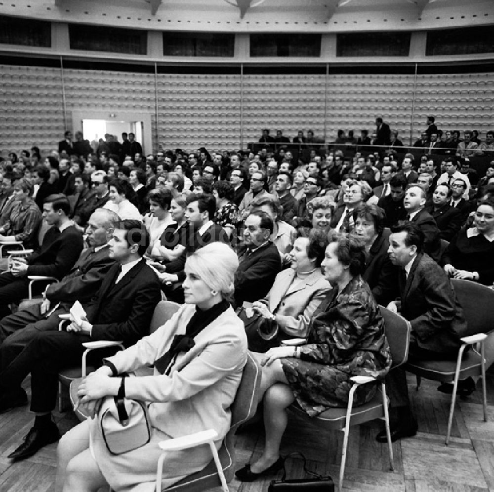 Berlin: Schrittmacherforum mit Fernsehen u. Schriftstellern in der Kongr