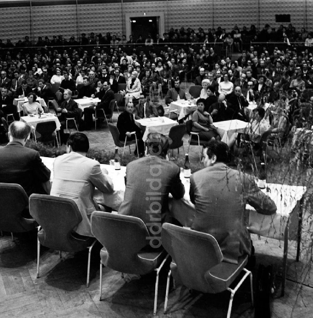 DDR-Fotoarchiv: Berlin - Schrittmacherforum mit Fernsehen u. Schriftstellern in der Kongr