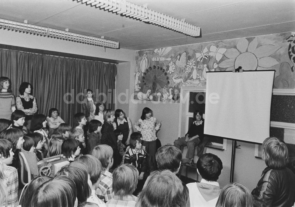 Berlin: Schulalltag in einer Polytechnischen Oberschule in Berlin in der DDR