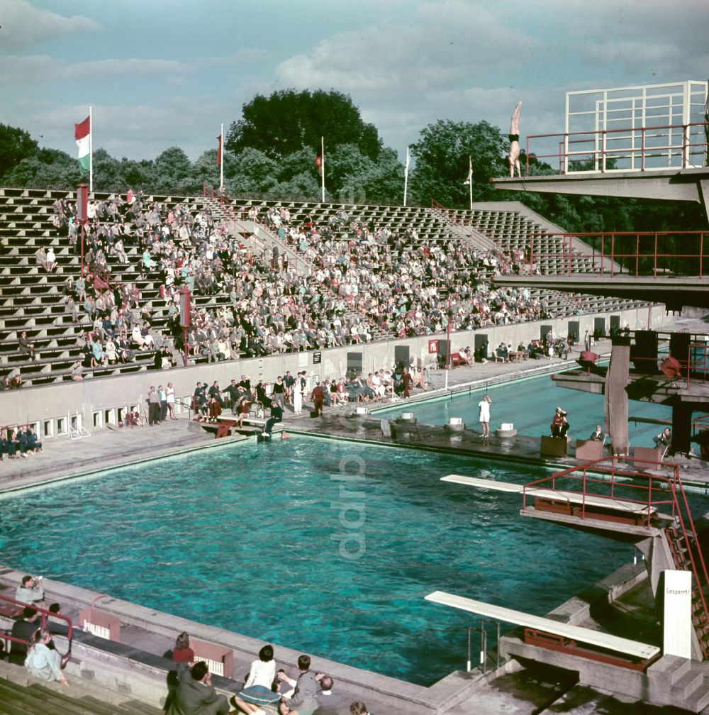 Berlin: Schwimmbecken des Freibades Karl-Friedrich-Friesen-Stadion im Volkspark Friedrichshain in Berlin in der DDR