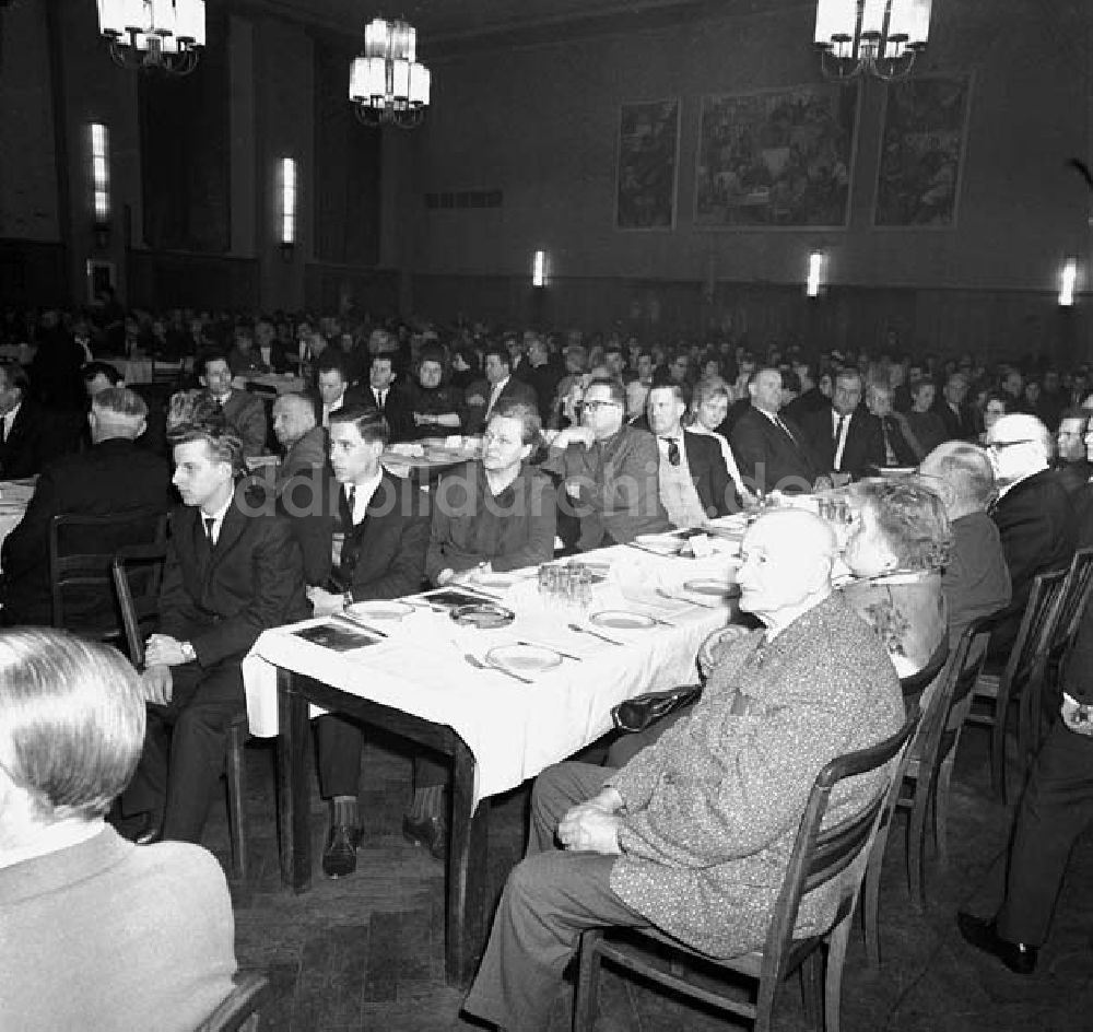 DDR-Bildarchiv: Berlin - SED Festveranstaltung in Elektrokohle Lichtenberg Foto: Schönfeld