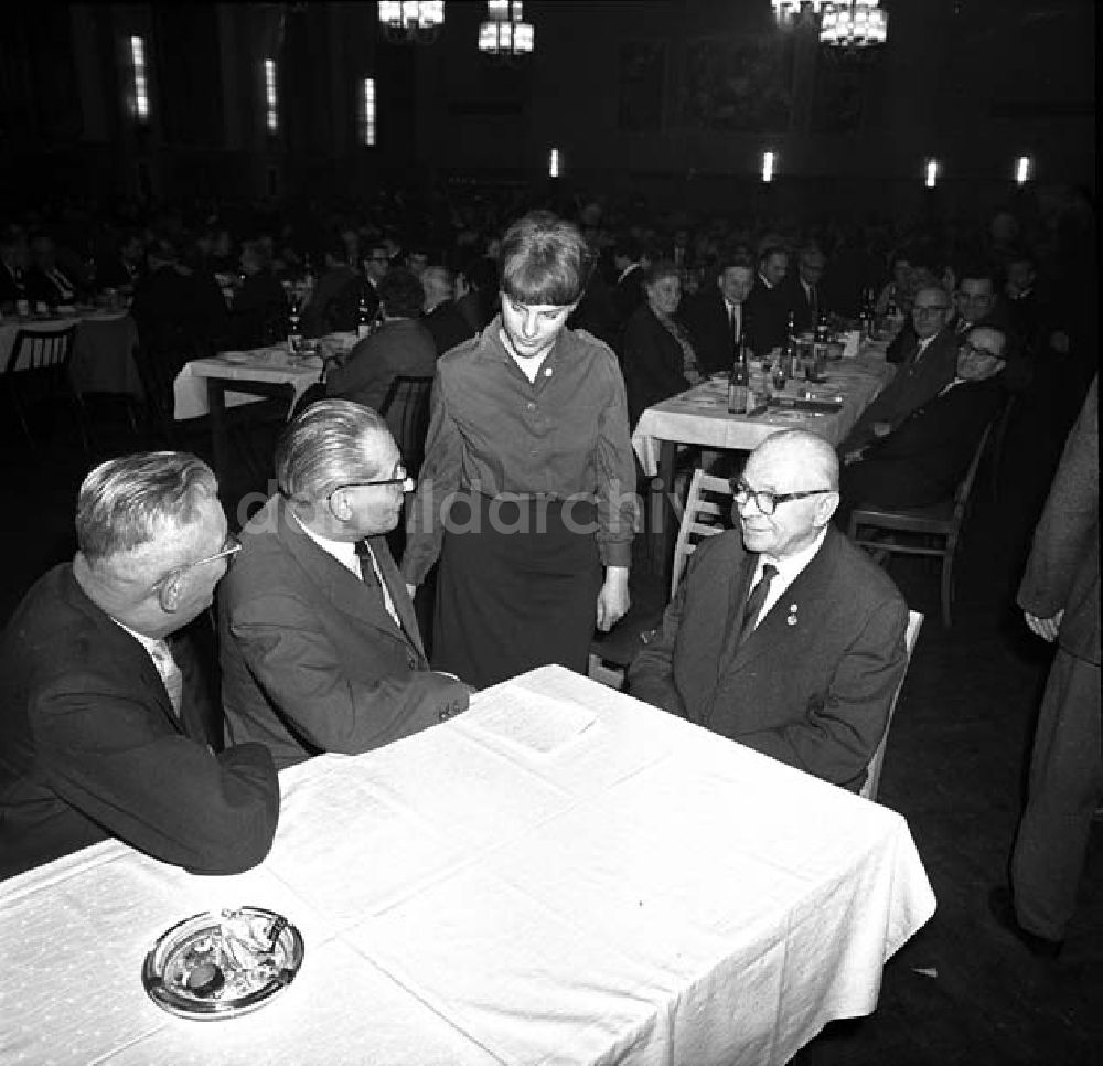 DDR-Fotoarchiv: Berlin - SED Festveranstaltung in Elektrokohle Lichtenberg Foto: Schönfeld