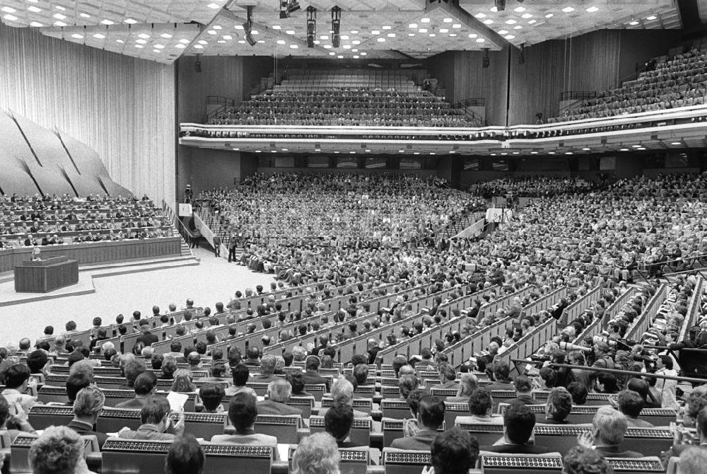 DDR-Fotoarchiv: Berlin - SED-Parteitag im Palast der Republik in Berlin