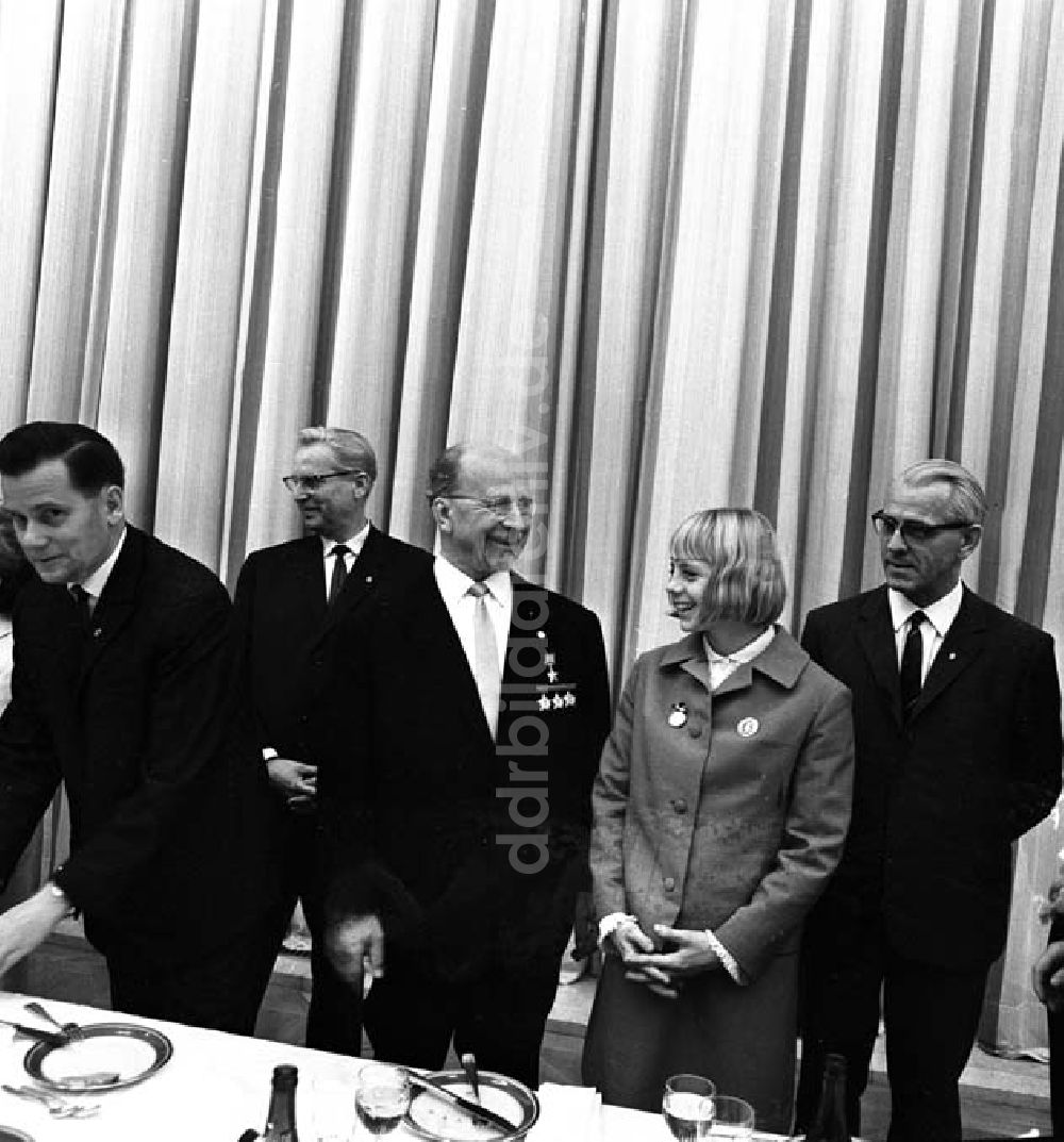 DDR-Bildarchiv: Berlin - Sept. 1966 DDR ehrt Sportler - Festlicher Empfang im Staatsrat mit Walter Ulbricht Foto: Schönfeld