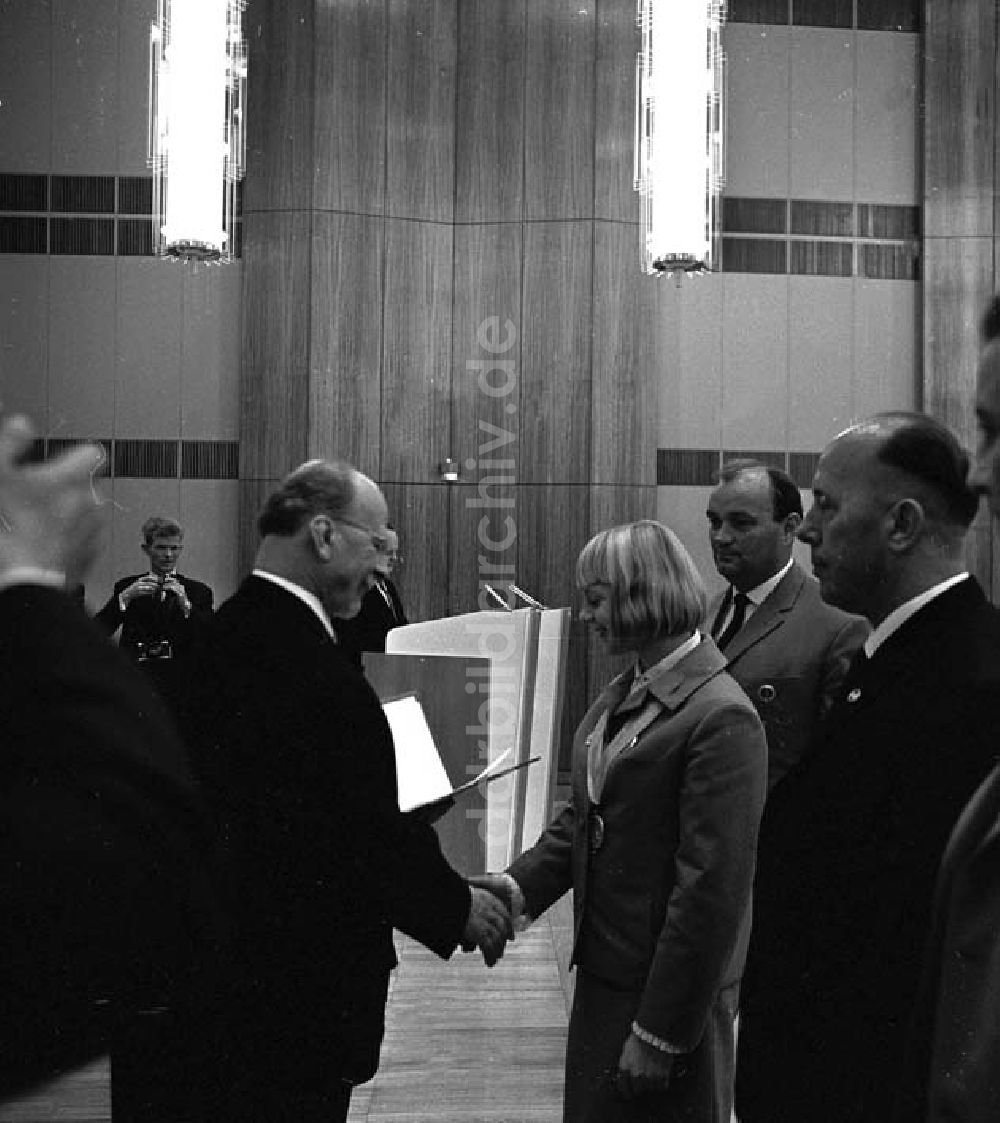 DDR-Fotoarchiv: Berlin - Sept. 1966 DDR ehrt Sportler - Festlicher Empfang im Staatsrat mit Walter Ulbricht Foto: Schönfeld