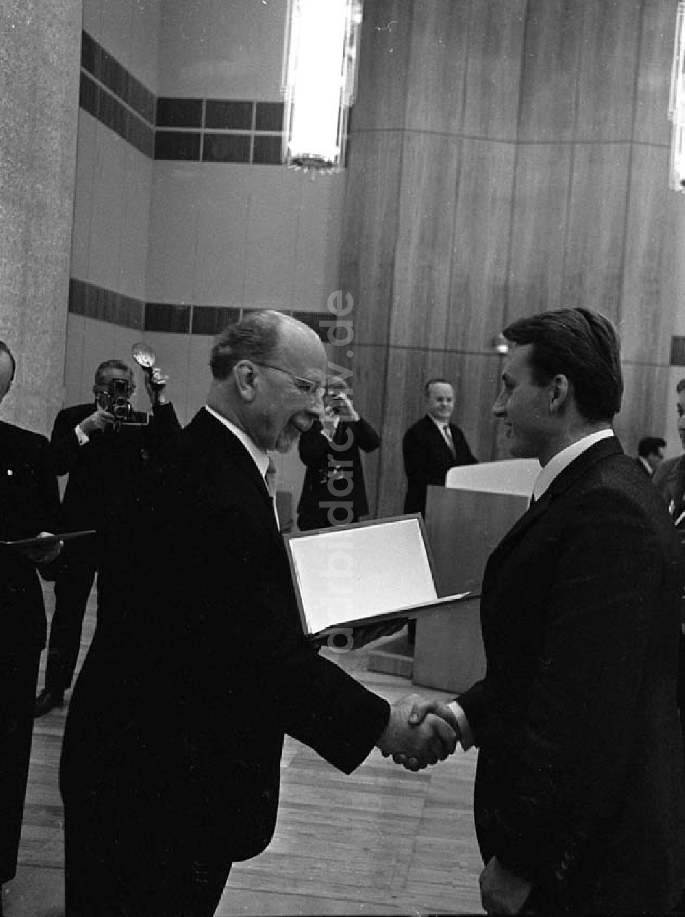 Berlin: Sept. 1966 DDR ehrt Sportler - Festlicher Empfang im Staatsrat mit Walter Ulbricht Foto: Schönfeld