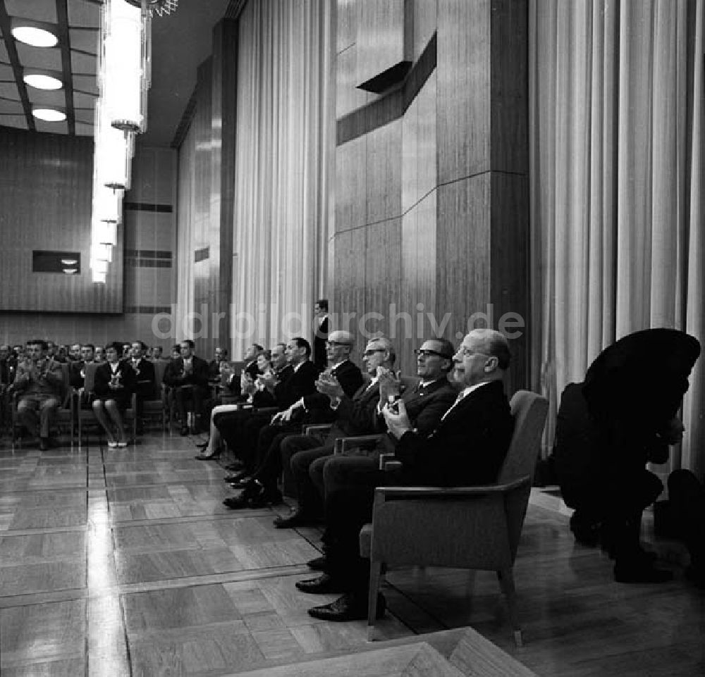 DDR-Fotoarchiv: Berlin - Sept. 1966 DDR ehrt Sportler - Festlicher Empfang im Staatsrat mit Walter Ulbricht Foto: Schönfeld