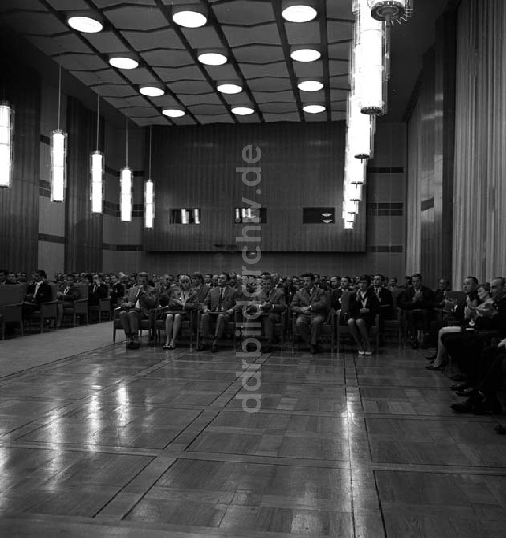 Berlin: Sept. 1966 DDR ehrt Sportler - Festlicher Empfang im Staatsrat mit Walter Ulbricht Foto: Schönfeld