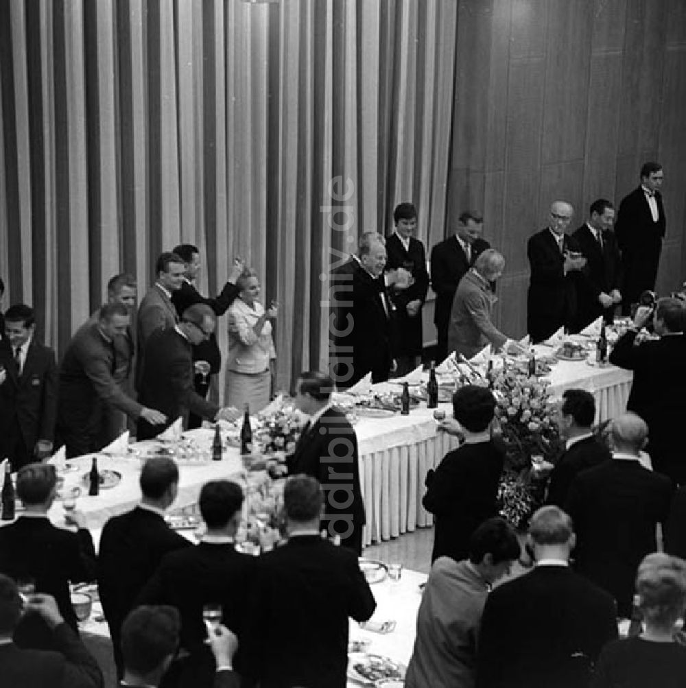 DDR-Bildarchiv: Berlin - Sept. 1966 DDR ehrt Sportler - Festlicher Empfang im Staatsrat mit Walter Ulbricht Foto: Schönfeld