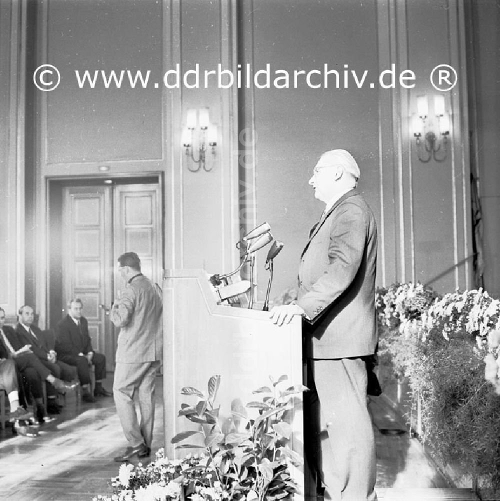 DDR-Fotoarchiv: Berlin - September 1969 Berlin, Auszeichnung mit der Wanderfahne