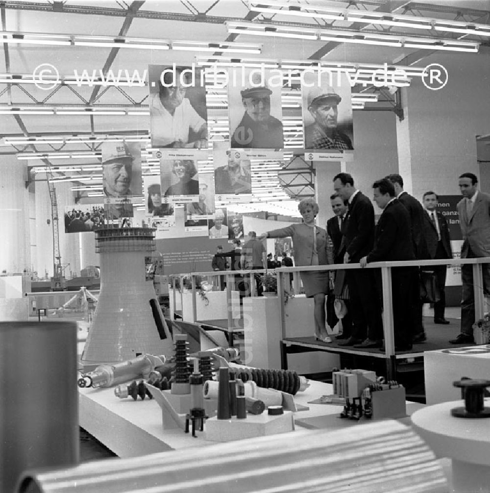 DDR-Bildarchiv: Berlin - September 1969 Berlin, Kämpfer- und Siegerausstellung in der Karl-Marx-Allee.