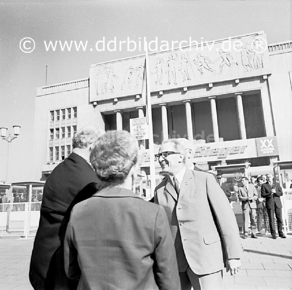 DDR-Bildarchiv: Berlin - September 1969 Berlin, Kämpfer- und Siegerausstellung in der Karl-Marx-Allee