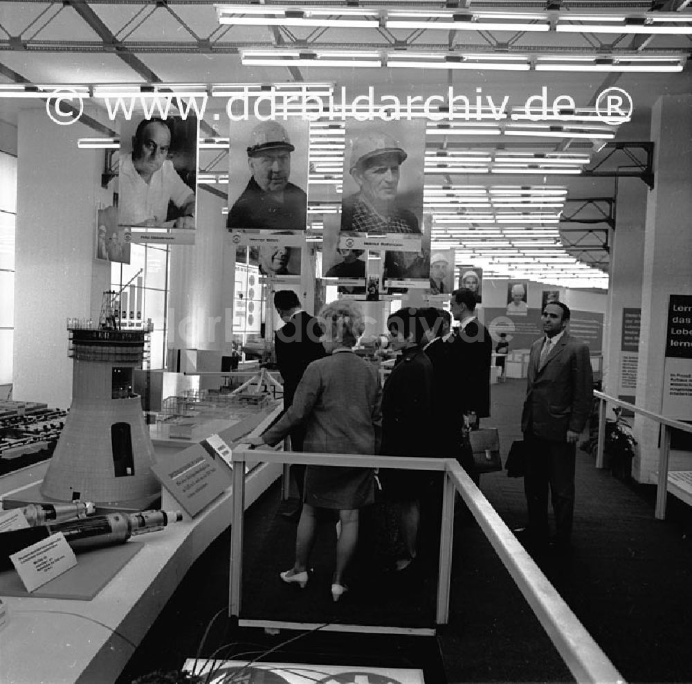 Berlin: September 1969 Berlin, Kämpfer- und Siegerausstellung in der Karl-Marx-Allee.