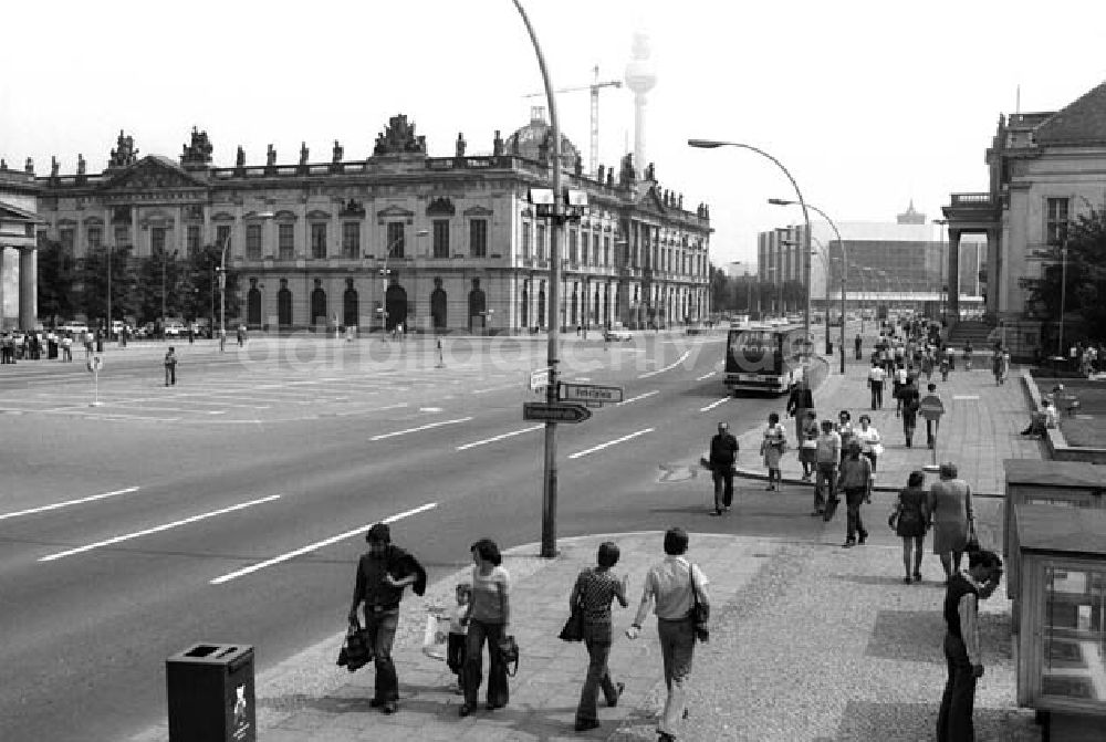 DDR-Fotoarchiv: Berlin - September 1977 Unter den Linden Foto: Schönfeld