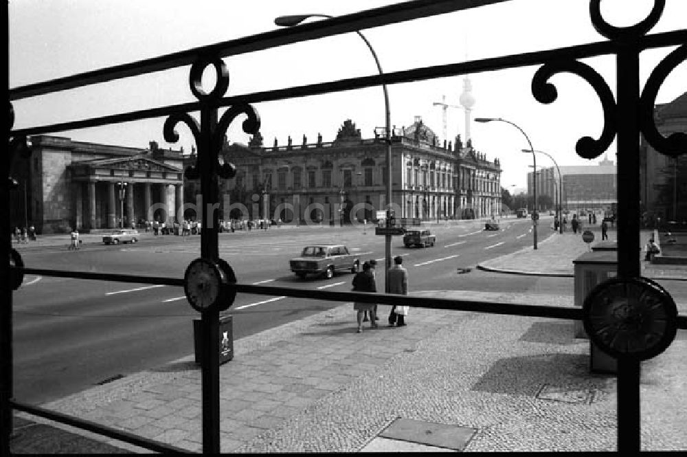 Berlin: September 1977 Unter den Linden Foto: Schönfeld