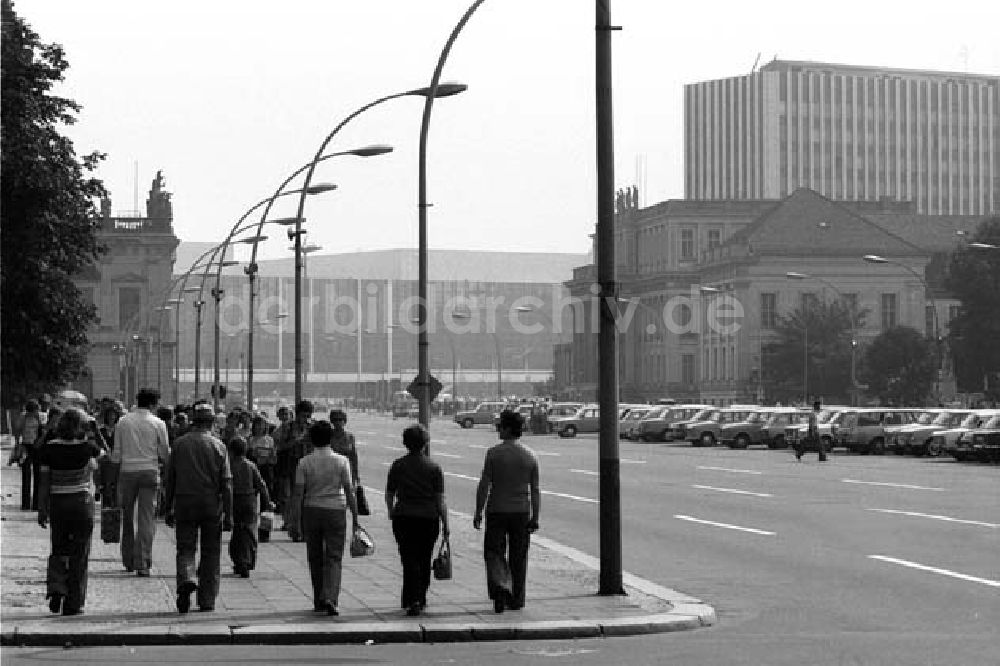 DDR-Bildarchiv: Berlin - September 1977 Unter den Linden Foto: Schönfeld