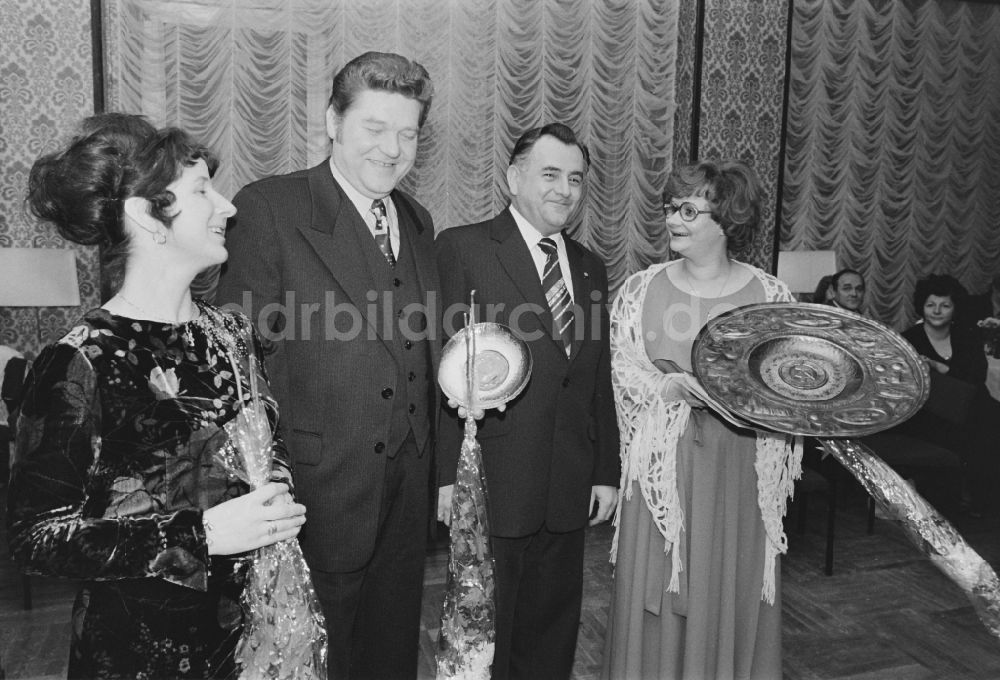 Berlin: Siegerehrung der Gewinner des Gaststättenwettbewerbes 1978 im Cafe Warschau in Berlin in der DDR