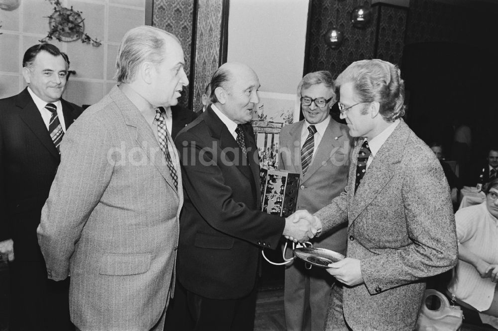 DDR-Fotoarchiv: Berlin - Siegerehrung der Gewinner des Gaststättenwettbewerbes 1978 im Cafe Warschau in Berlin in der DDR