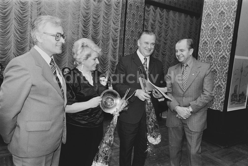 Berlin: Siegerehrung der Gewinner des Gaststättenwettbewerbes 1978 im Cafe Warschau in Berlin in der DDR