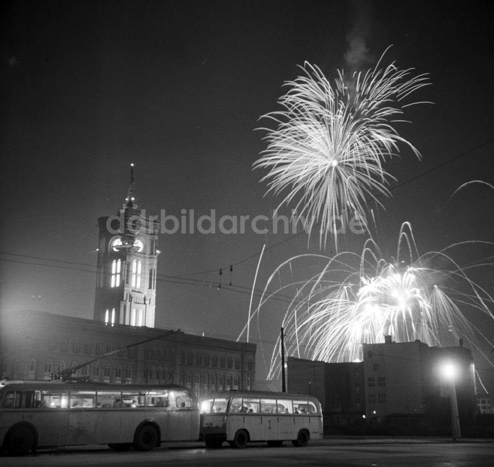 DDR-Bildarchiv: Berlin - Silversterfeuerwerk am Roten Rathaus in Berlin in der DDR