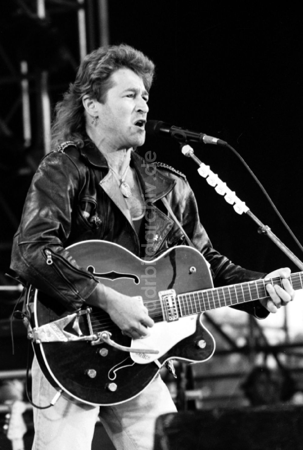 DDR-Bildarchiv: Berlin - Sänger Peter Maffay auf der Konzert- Bühne im Ortsteil Weißensee in Berlin in der DDR