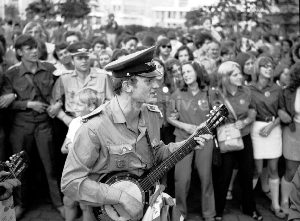 DDR-Fotoarchiv: Berlin - Soldat in der Uniform bei den Weltfestspielen in Berlin in der DDR