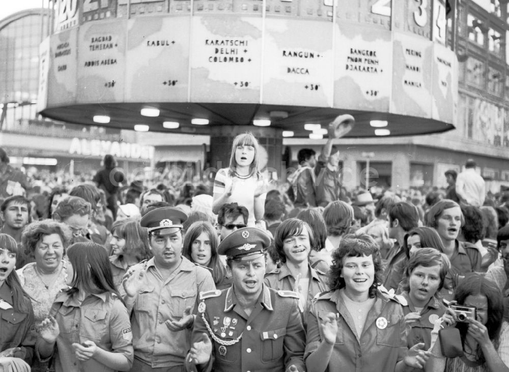 Berlin: Soldat in der Uniform bei den Weltfestspielen in Berlin in der DDR