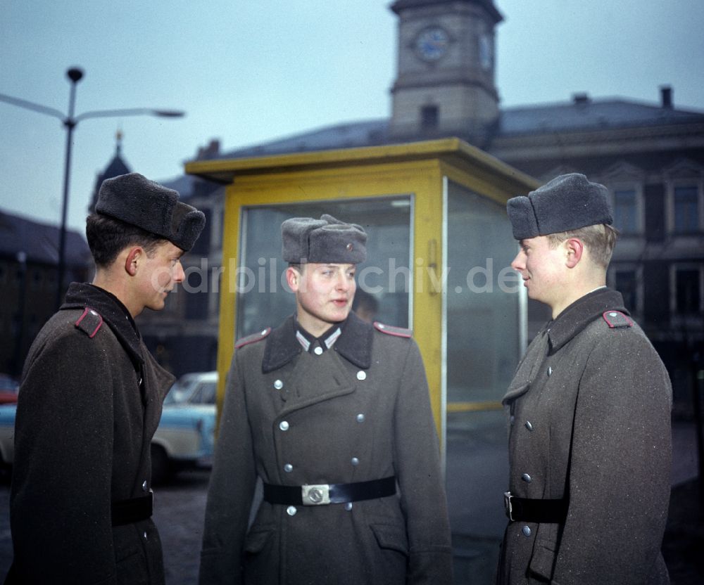 DDR-Bildarchiv: Oranienburg - Soldat in der Uniform der Landstreitkräfte der NVA vor einer Telefonzelle in Oranienburg in der DDR