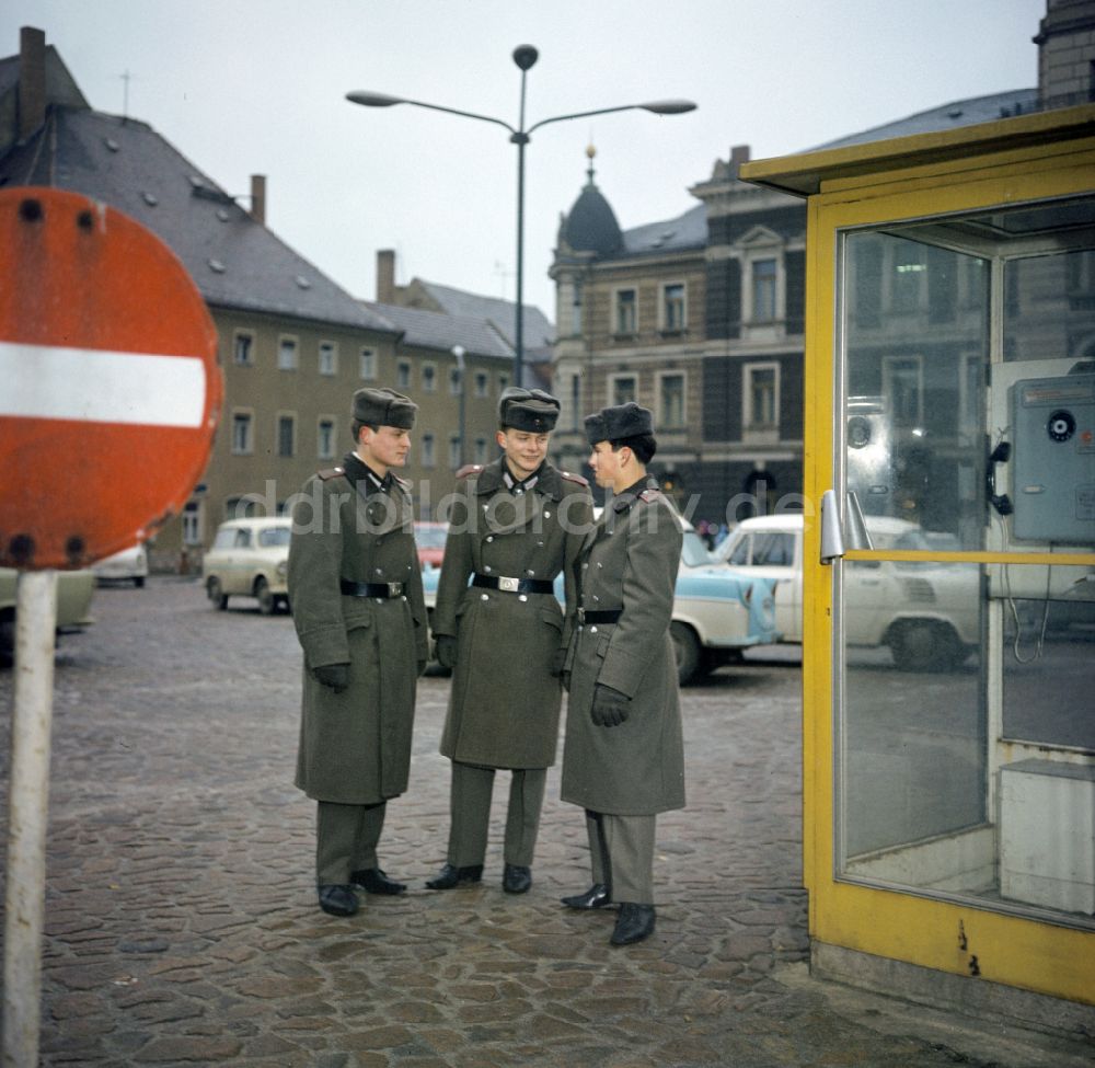 DDR-Fotoarchiv: Oranienburg - Soldat in der Uniform der Landstreitkräfte der NVA vor einer Telefonzelle in Oranienburg in der DDR